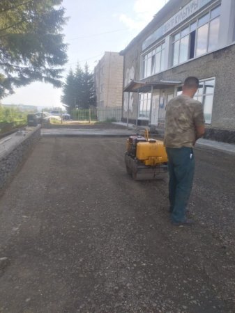 28.06.2024 - Продолжаются работы по благоустройству территории  прилегающей к зданию Мбук "Центр культуры ЖМО"