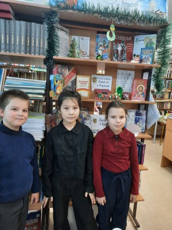 Обзор книжной выставки «Новый год у ворот»