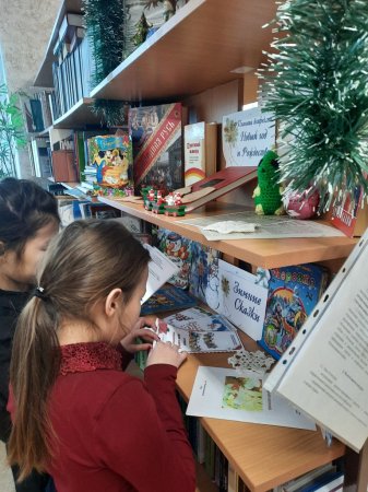 Обзор книжной выставки «Новый год у ворот»