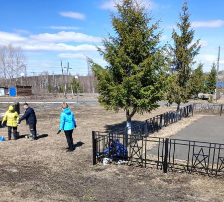 В преддверии великого праздника — Дня Победы — на центральной площади р. п. Железнодорожный кипела работа.